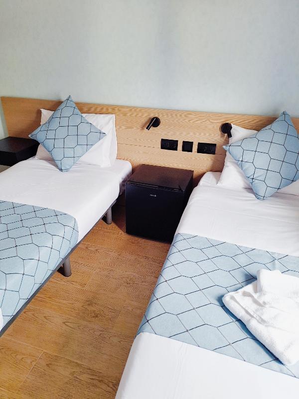 Betten mit Nachttisch auf Sprachreise Malta