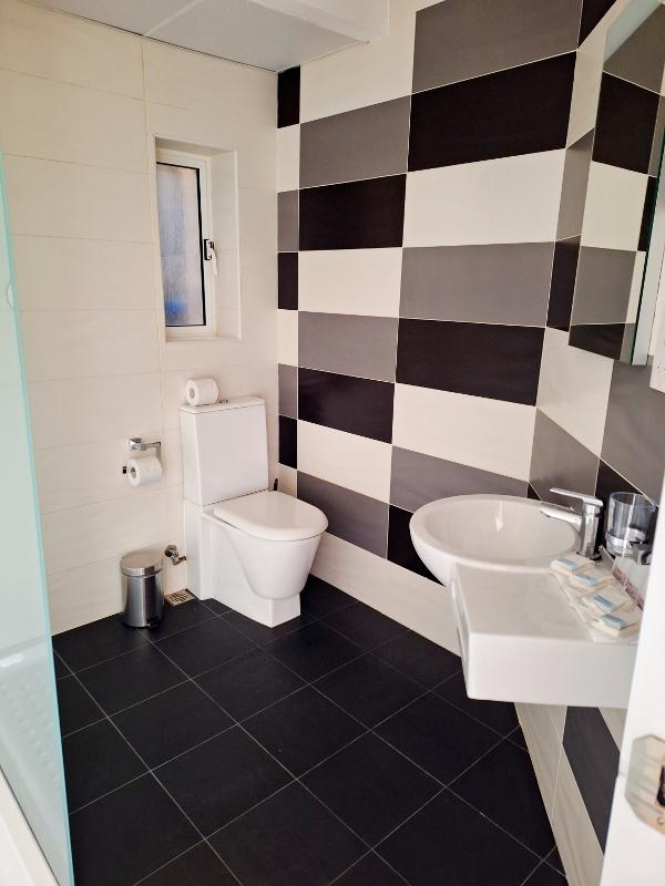 modernes Badezimmer in der Schulresidenz auf Sprachreise Sliema auf Malta