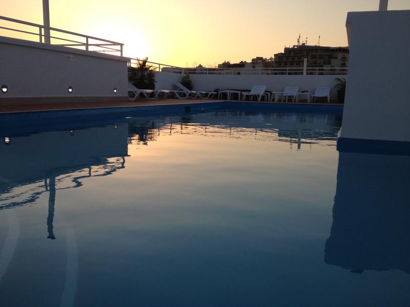 Blick auf Pool mit Sonnenuntergang in der Residenz bei einer Schülersprachreise Malta