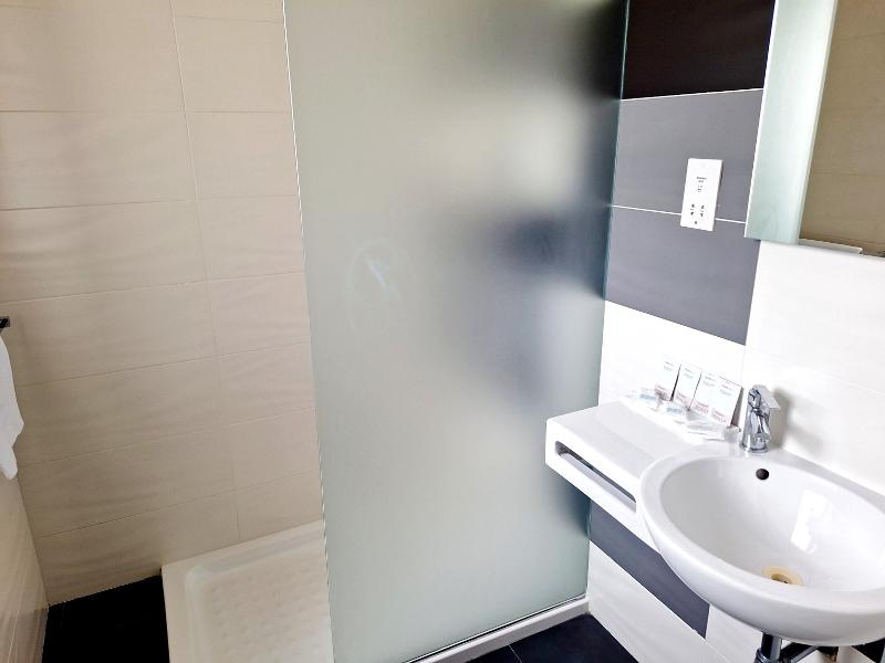 Badezimmer mit Dusche in der Schulresidenz auf Schülersprachreise Malta