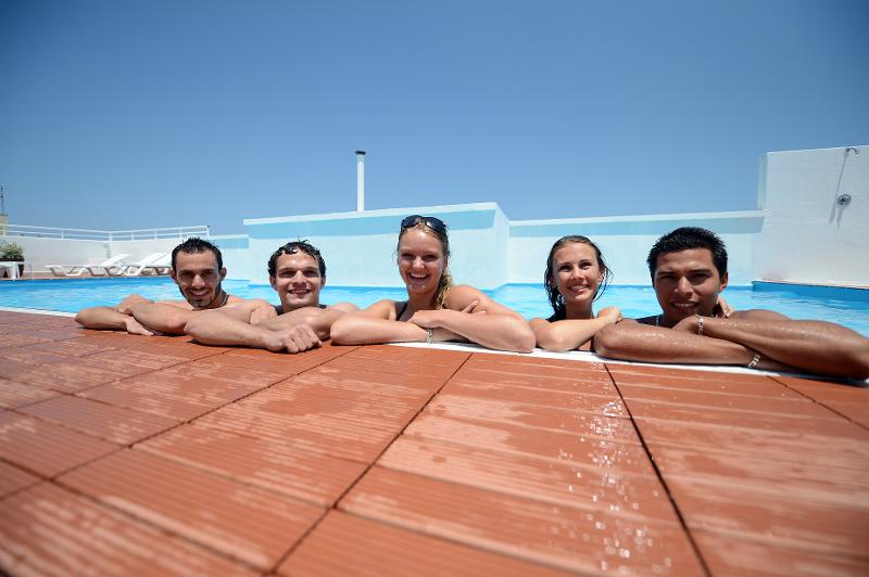 5 Schüler im Pool der Residenz auf Sprachreise nach Sliema auf Malta