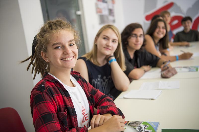 Schülerinnen sitzen in ihrem Klassenzimmer auf der Sprachreise Malta