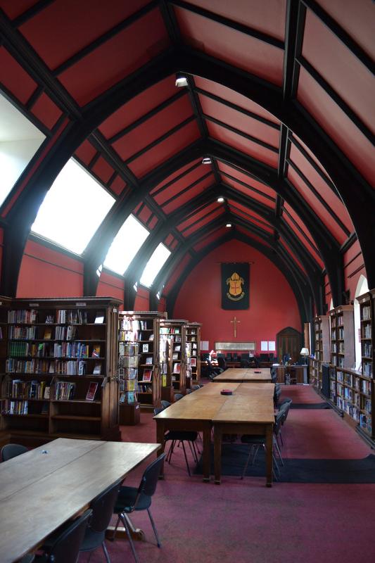 Ein langer Gang ist in einer Bibliothek auf Sprachreise England Schüler