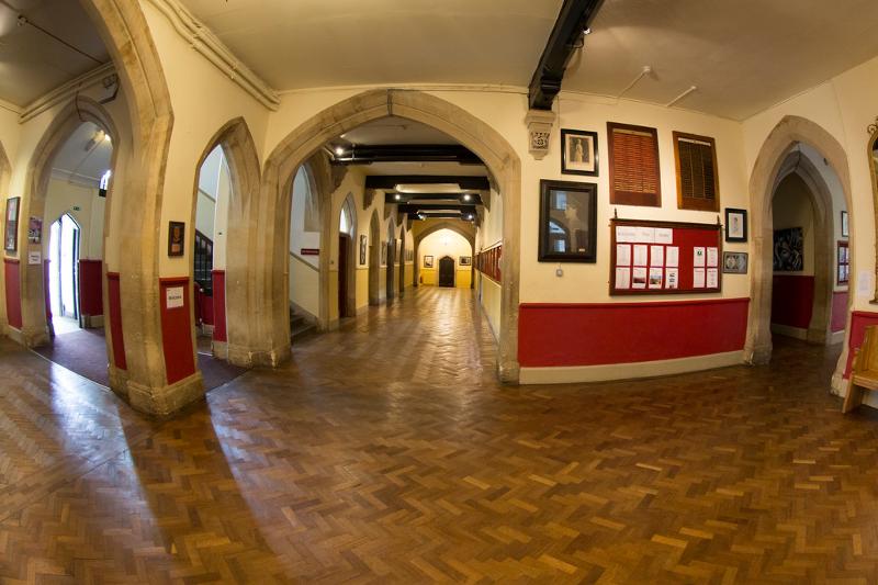 Ein großer Eingangsbereich der Universität auf Sprachreise England