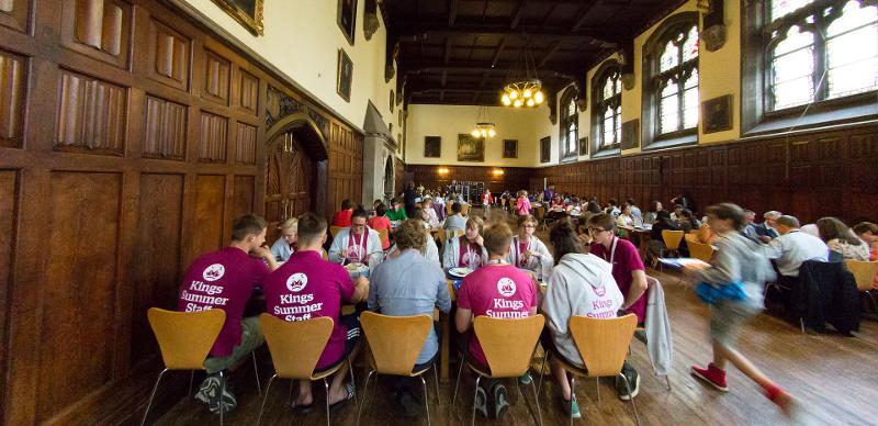 Auf England Sprachreise essen die Schüler gemeinsam