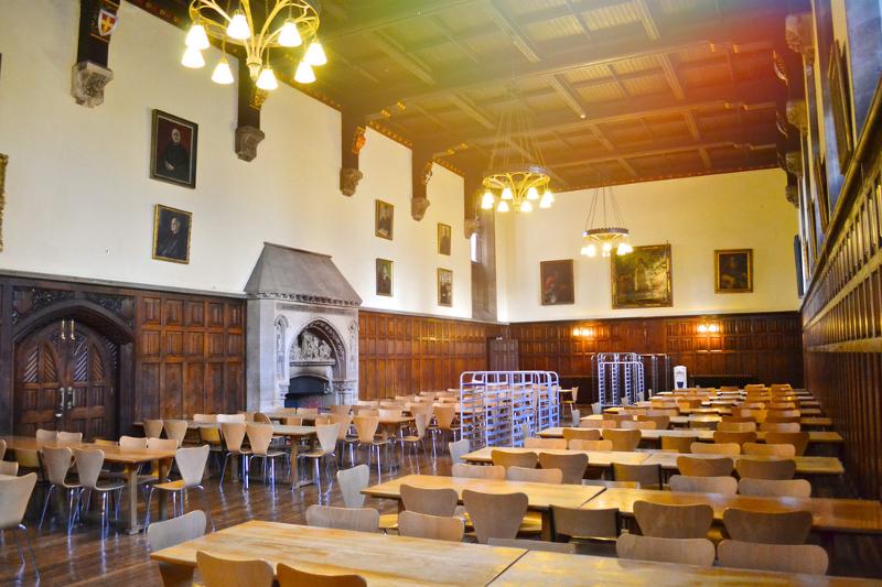 In einer großen Mensa stehen auf England Sprachreise eine Menge Tische und Stühle