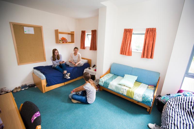 Freundinnen chillen auf Sprachreise nach England gemeinsam in ihrem Zimmer