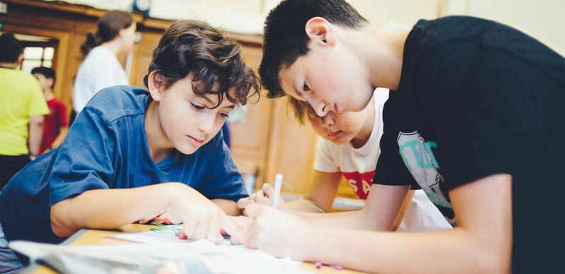 Mehrere Schüler arbeiten gemeinsam auf Sprachreise an einer Aufgabe