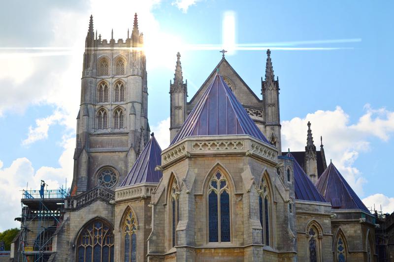 Eine Kathedrale hat auf Sprachreise England farbige Dächer 