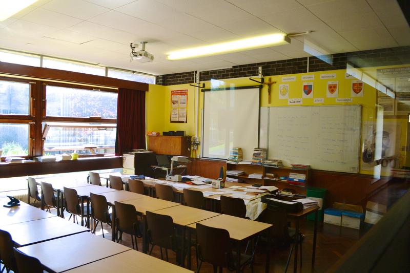 Ein Klassenraum auf Sprachreise England verfügt über viele Tische und einige Tafeln