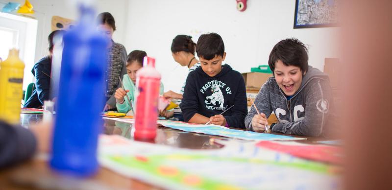 Die Kinder malen während ihres Schülersprachkurses im Klassenraum
