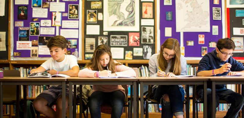 Kinder lernen gemeinsam in einem Klassenraum auf Sprachcamp Deutschland