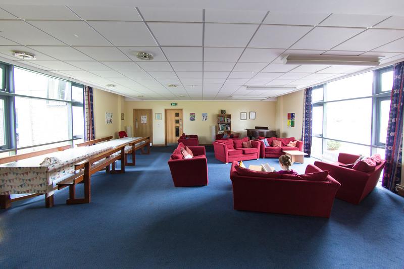 Viele Couches stehen in einer Ecke auf England Sprachreise nebeneinander