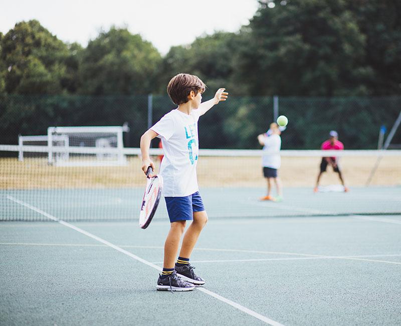 Ein Junge spielt auf Sprachreise England Tennis