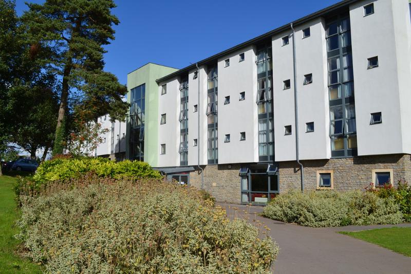 Viele Wohnungen stehen auf Sprachreise England Schüler nebeneinander