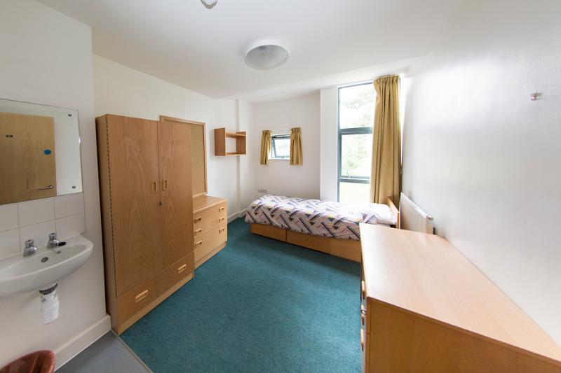 Das Zimmer auf Sprachreise England verfügt über ein paar Schränke und ein Bett