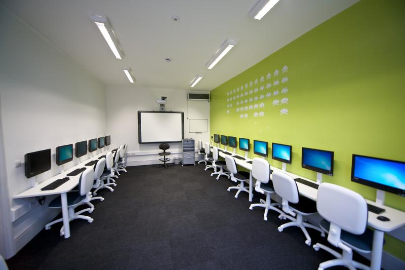 In einem Klassenraum der Sprachferien in England stehen eine Menge Computer