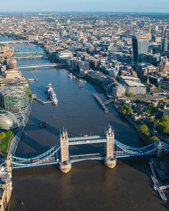 Die Themse in London sowie die Tower Bridge sind auf Sprachreise England Schüler zu sehen