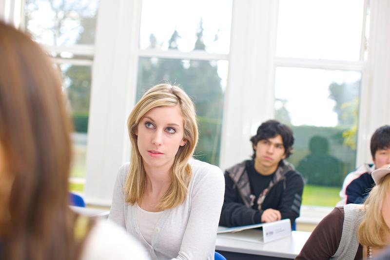 Eine Schülerin schaut auf England Sprachreise fragend in den Klassenraum