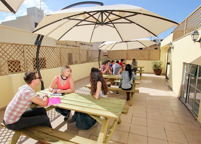 Teilnehmer der Englisch Sprachreise Malta sitzen auf einer Terrasse