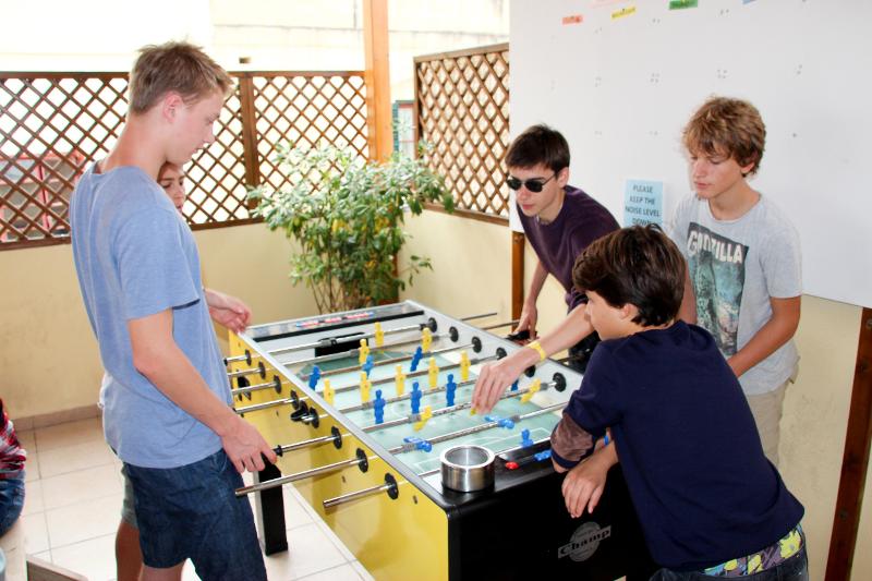 Vier Jungs spielen Tischkicker bei den Sprachreisen St. Paul's Bay