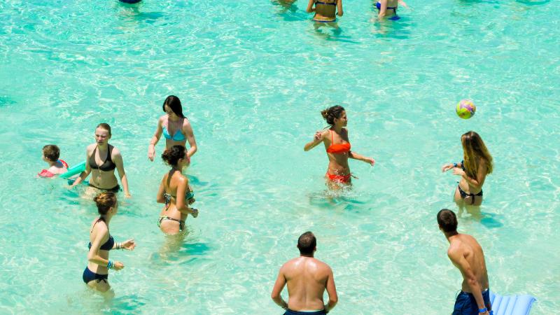 Die Teilnehmer der Sprachreise Malta spielen im Wasser miteinander