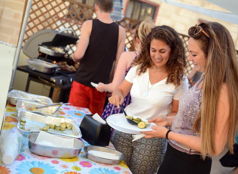 Zwei Freundinnen bedienen sich auf Schülersprachreise Malta am Buffet