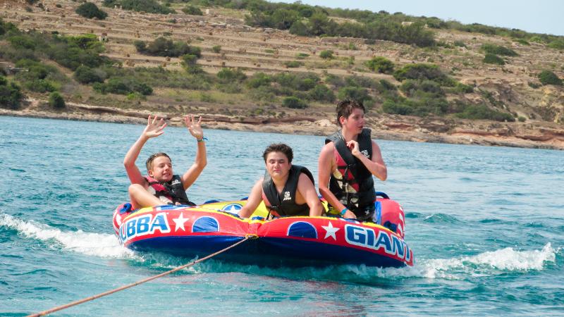 Drei Jungen sitzen im Ringboot bei den Sprachreisen Sliema