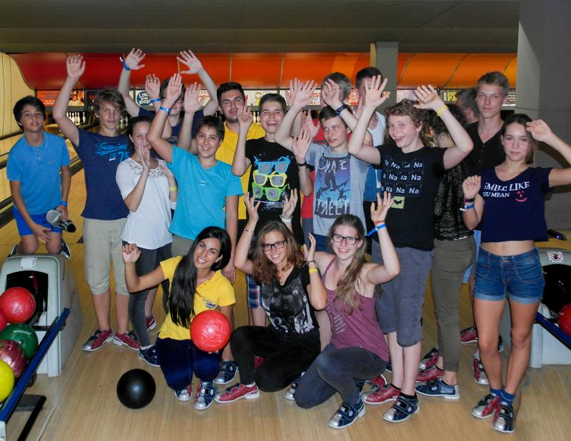 Die Teilnehmer der Sprachreise Malta sind als Gruppe Bowling spielen