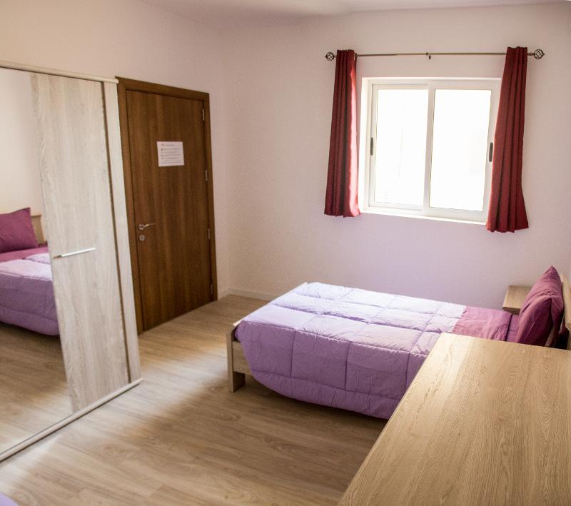 Ein Zimmer auf Schülersprachreise Malta verfügt über ein Bett