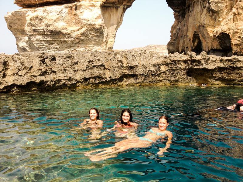 Schülerinnen der Sprachferien Malta baden im klaren Wasser des Meeres