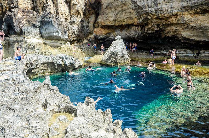 Jugendliche schwimmen im Meer von Malta bei den Sprachreisen Sliema
