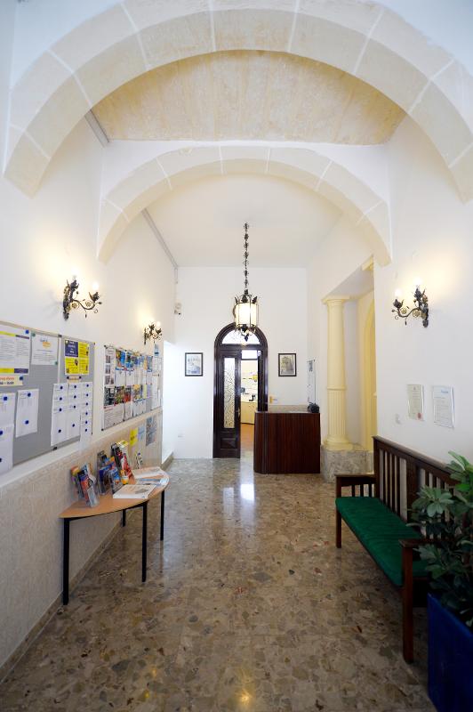 Die Eingangshalle der Unterkunft der Sprachreise Malta ist zu sehen