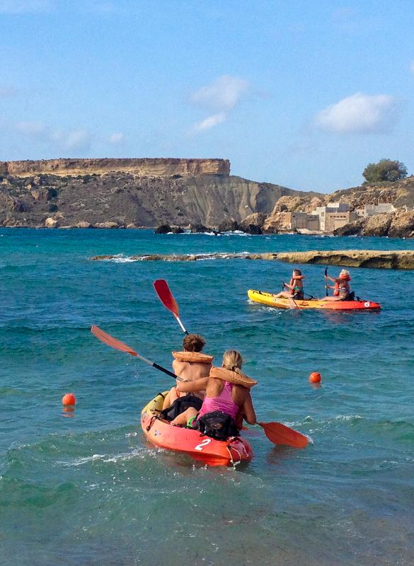  Vier Jugendliche fahren Kayak im Meer bei den Sprachreisen Valletta