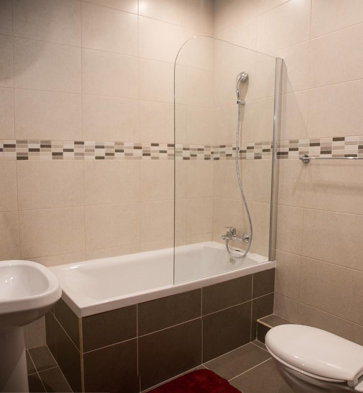 Das Badezimmer auf Sprachreise Malta verfügt über eine Badewanne mit Dusche und eine Toilette