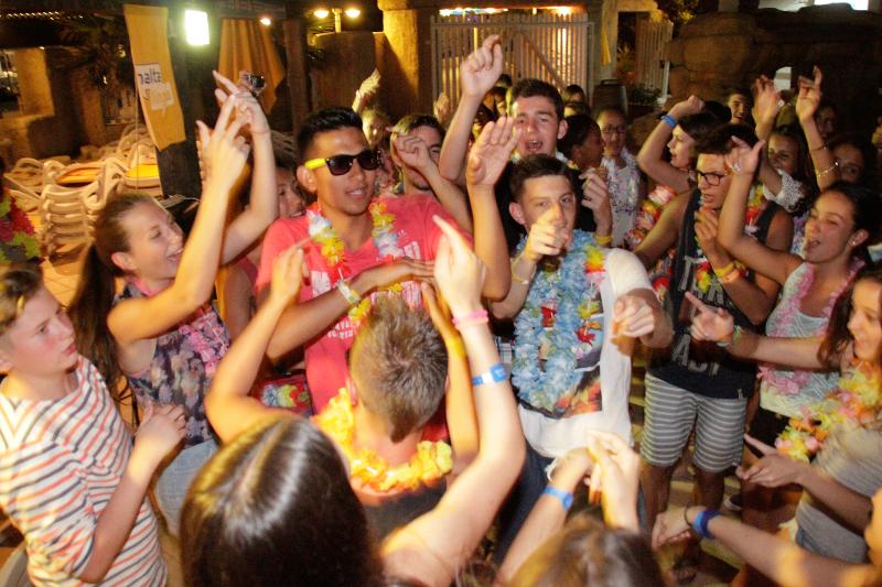 Junge Leute machen Party bei den Sprachreisen Malta für junge Erwachsene
