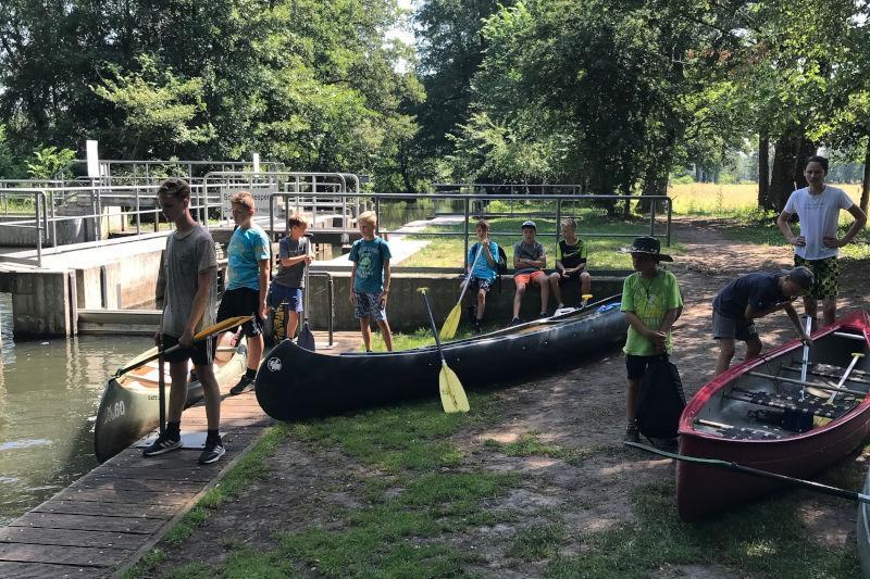 Kinder des Ferienangebots Sommerferien fahren Kanu