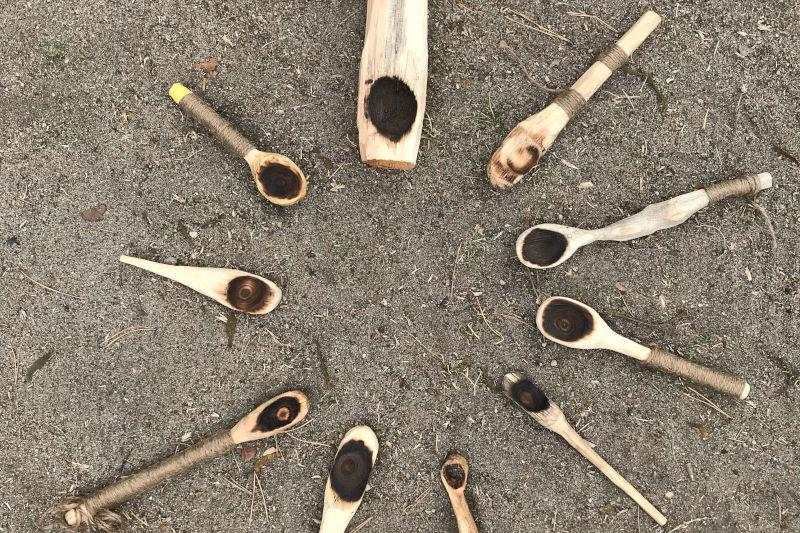 Kinder der Ferienbetreuung Sommerferien schnitzen