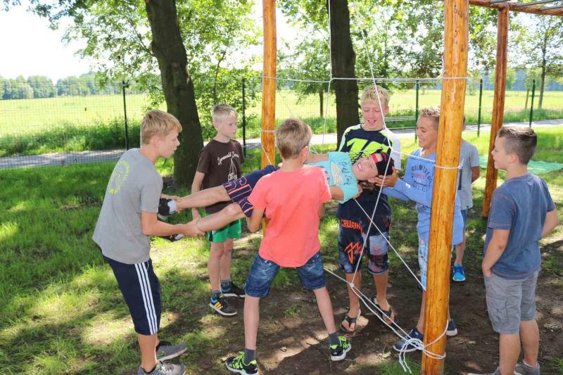 Kinder des Sommerferien Angebots haben Gruppenübungen