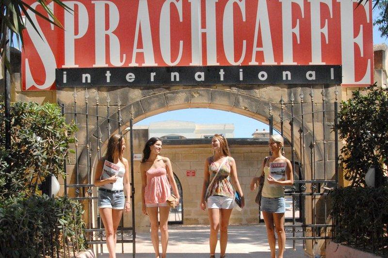 Vier Mädchen laufen vor dem Eingang der Unterkunft bei den Sprachreisen Malta St. Julians