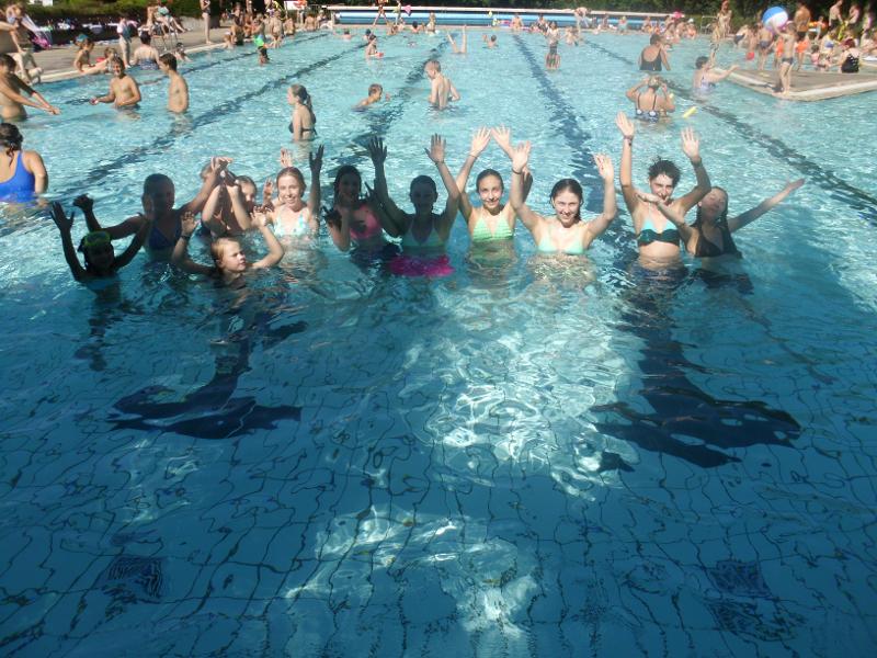Die Kinder schwimmen im Pool während der Reiterferien Hessen