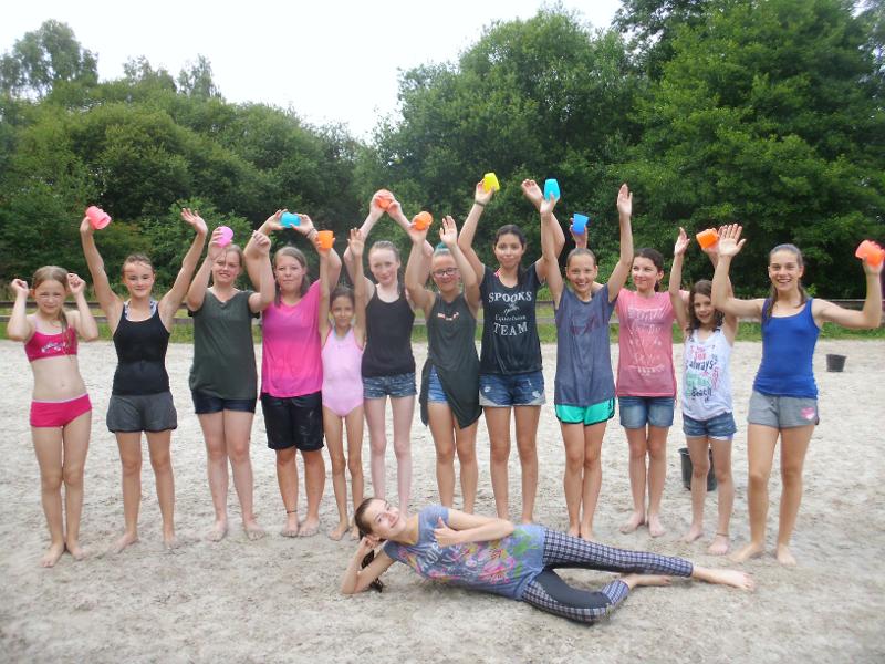 Kinder der Ferienbetreuung NRW sind am See