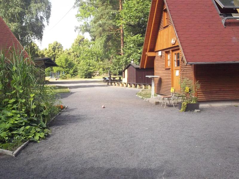 Die Hütten sind die Unterkünfte im Outdoorcamp