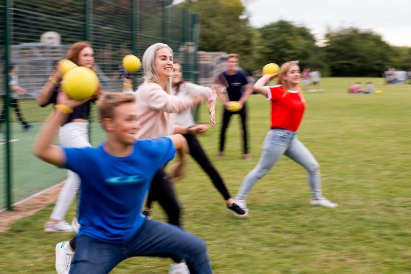 Teilnehmer der Cambridge Sprachreise werfen Bälle bei einem Spiel