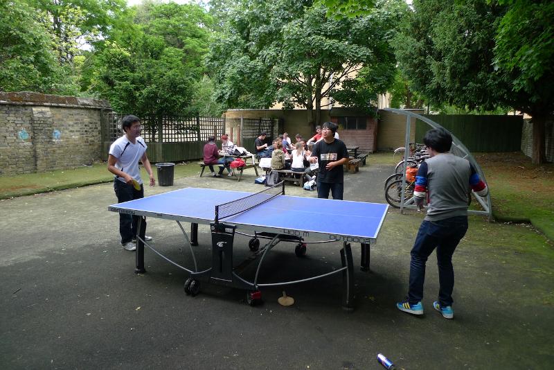 Zwei Teilnehmer der Sprachreise Großbritannien spielen Tischtennis