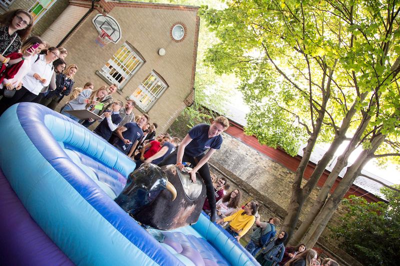 Bei der Sprachreise Dublin spielen Jugendliche lustige Spiele