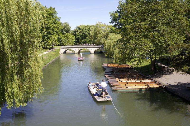 Teilnehmer der Sprachreise Cambridge fahren auf einem Boot