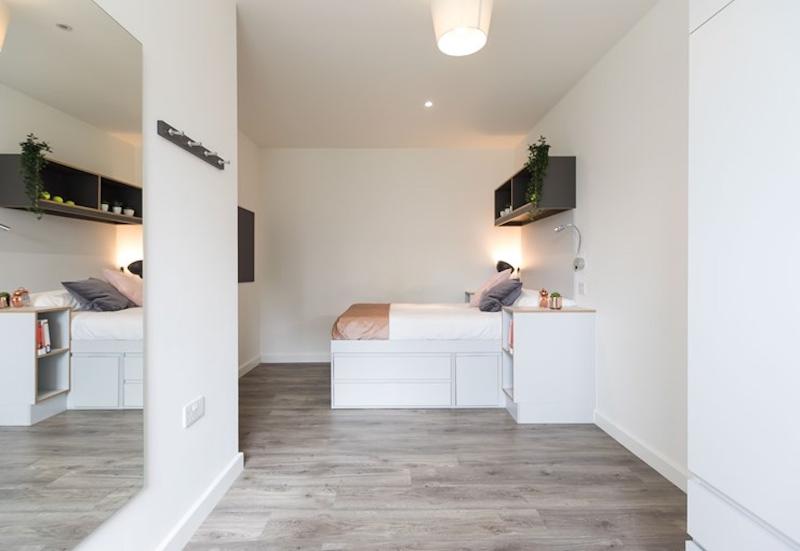 Im Zimmer der Sprachreise Englisch steht ein Spiegel neben dem Bett