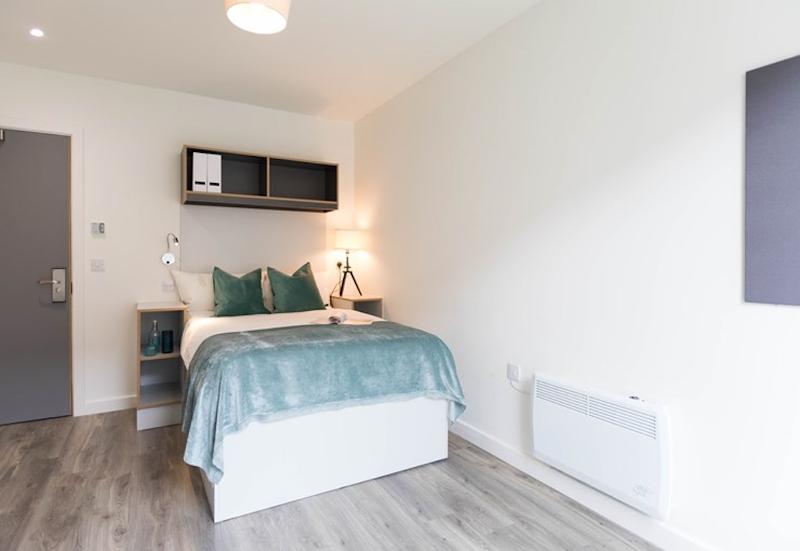 Auf Sprachreise Cambridge steht ein gemachtes Bett im Zimmer