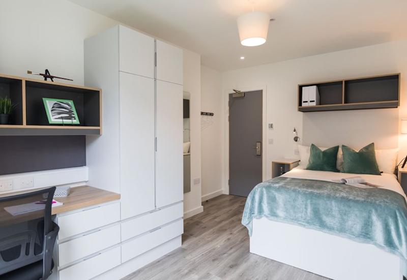 In einem Einzelzimmer steht auf Sprachreise Cambridge ein Bett